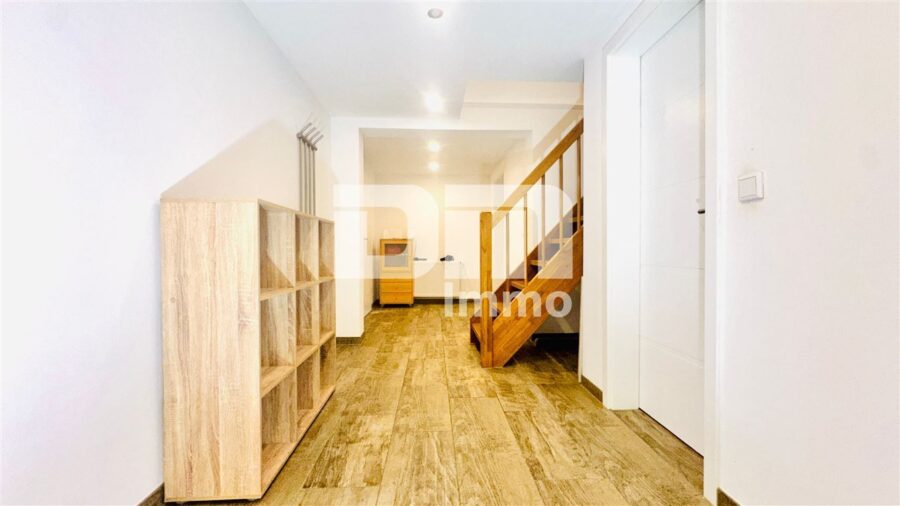 Wohn Gewerbe Ensemble mit 6 neuwertigen Apartments + Restaurant in Traumlage - OG Flur / Diele / Treppenaufgang